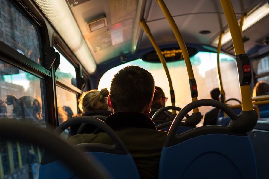 personnes dans un bus