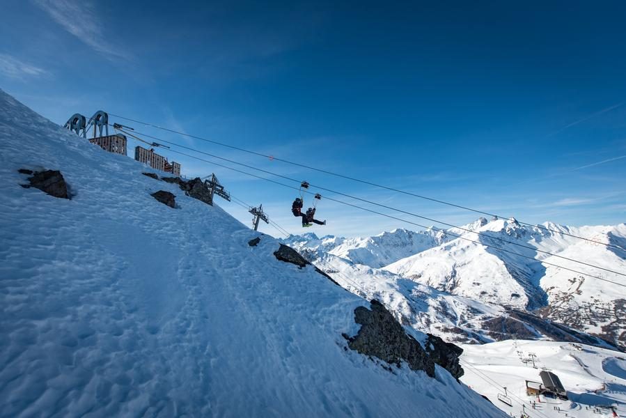 tyrolienne géante à Valloire en hiver