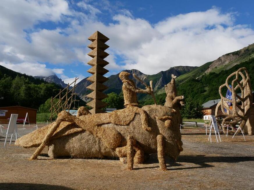 Sculptures de paille et foin au départ de la balade des verneys à pratier