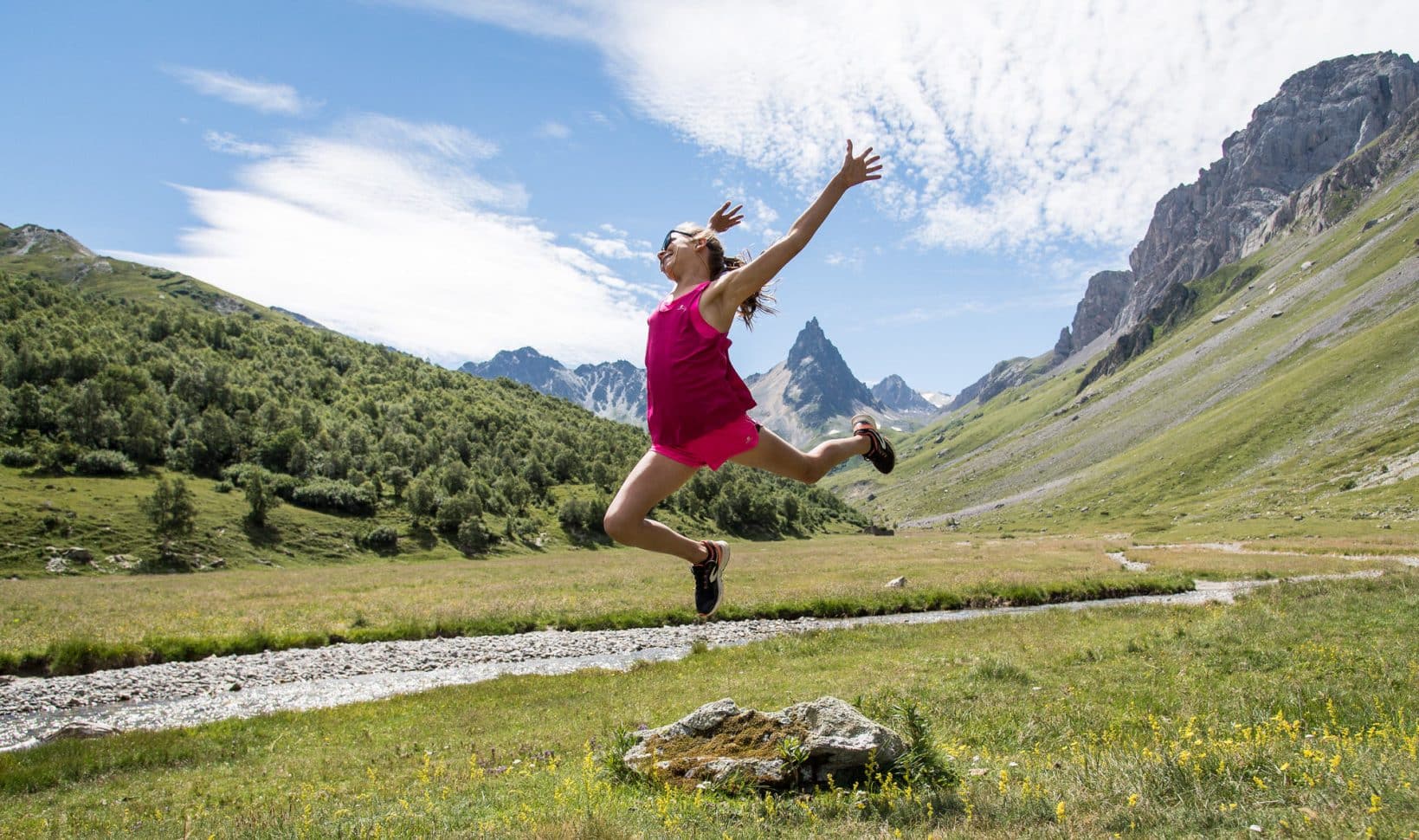 Jeune fille qui s'amuse à la montagne à valloire