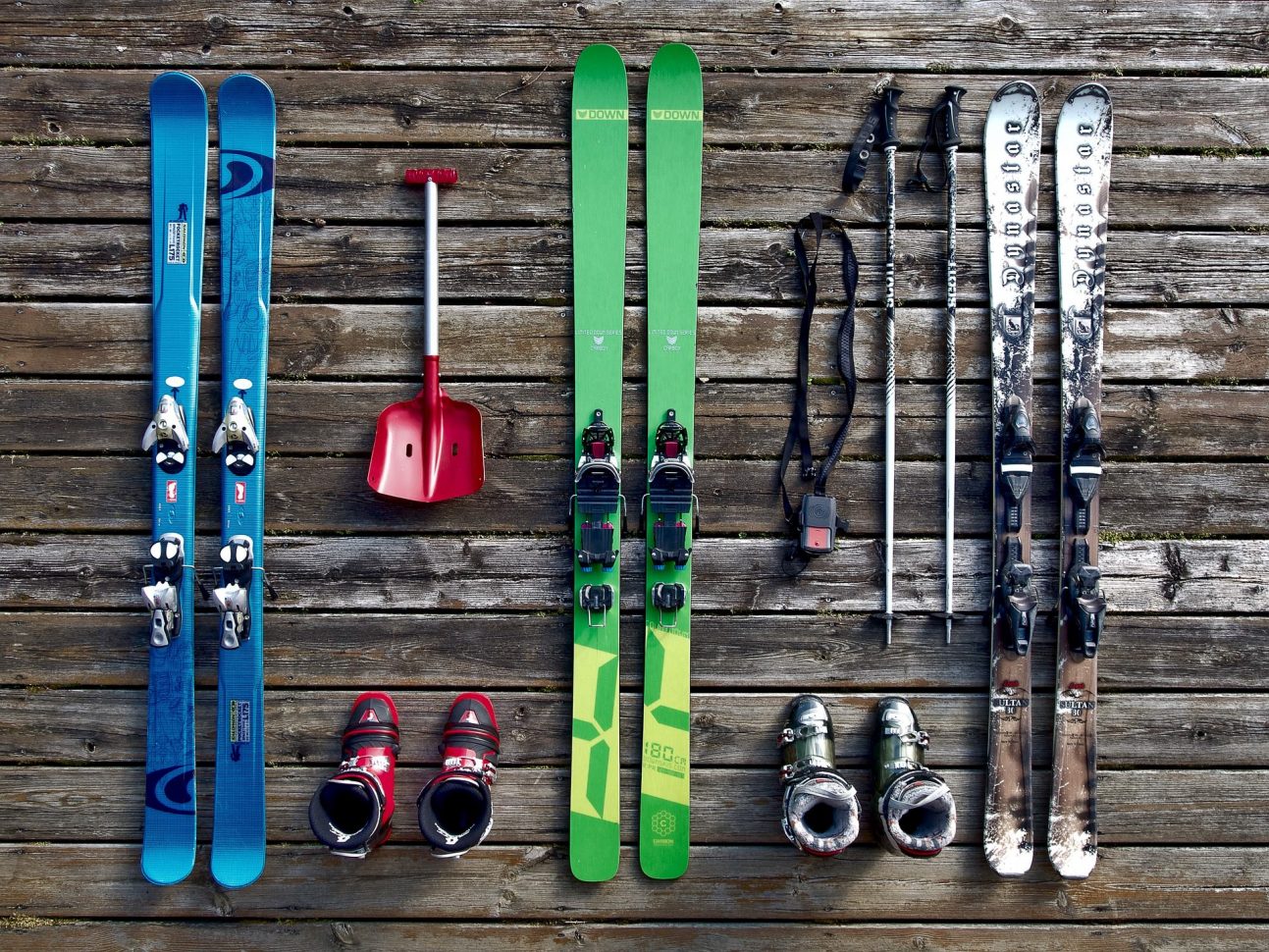 flatlay equipement de ski dynastar valloire galibier