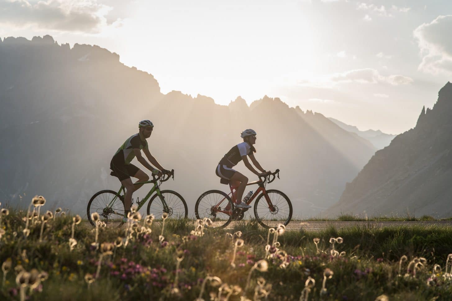 Cyclistes au lever de soleil au col du Galibier à valloire