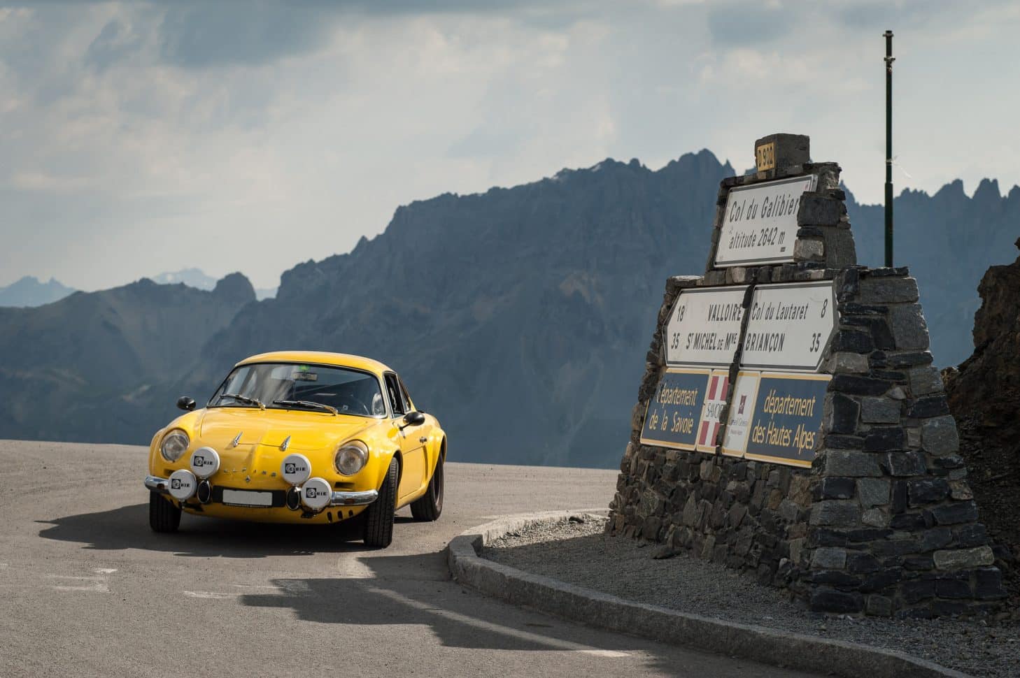 Sommet du col du Galibier en voiture de collection