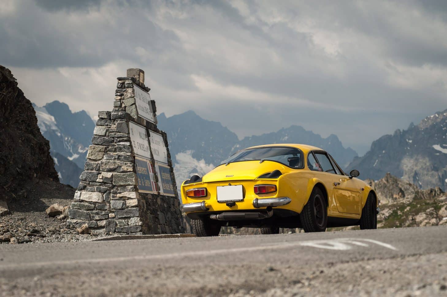 Voiture sur la route des grandes alpes à Valloire