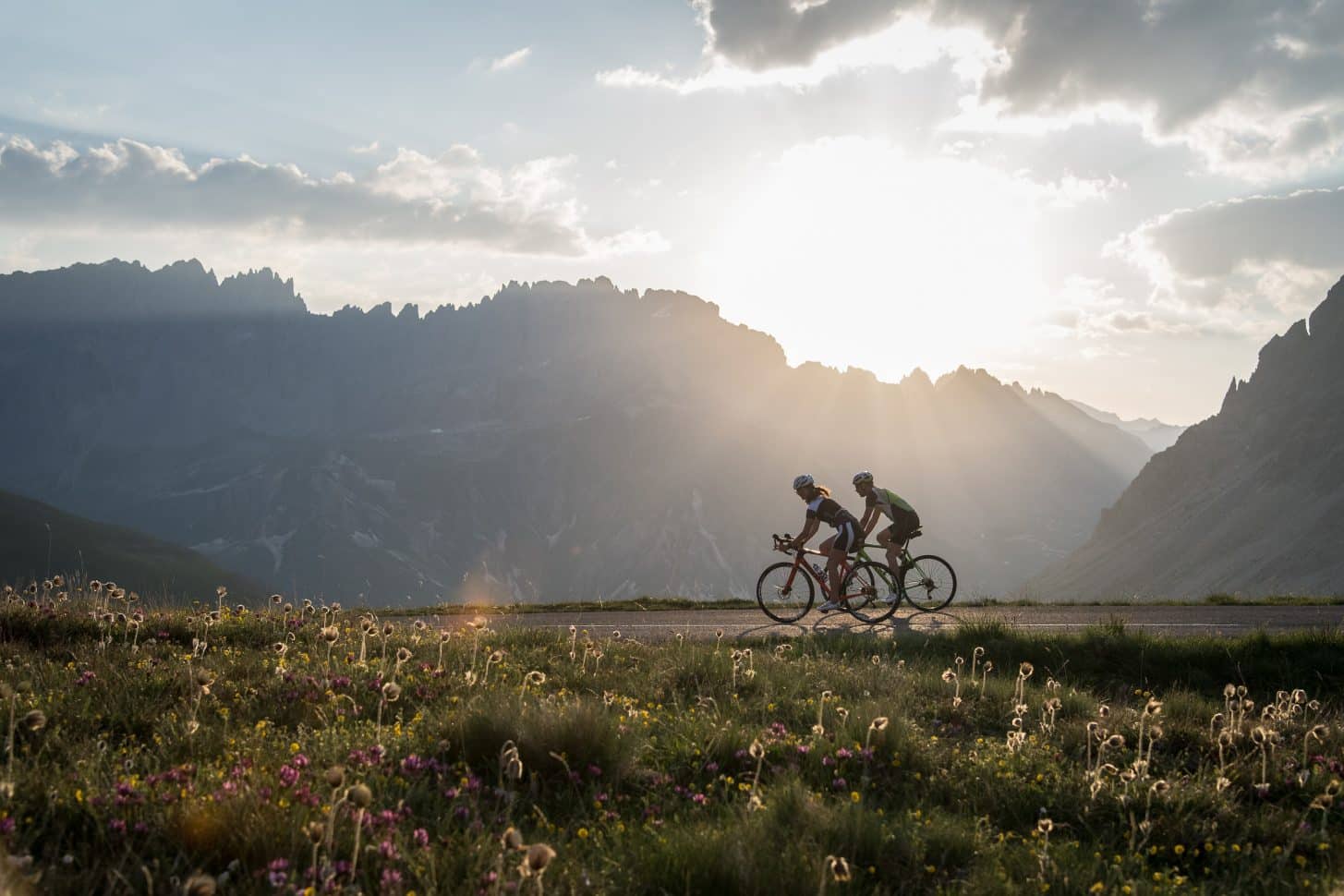 Ascension du Col du galibier en vélo au lever de soleil