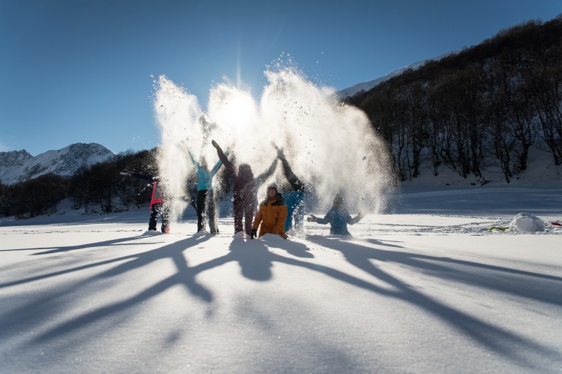 Enfants jouant dans la neige à valloire