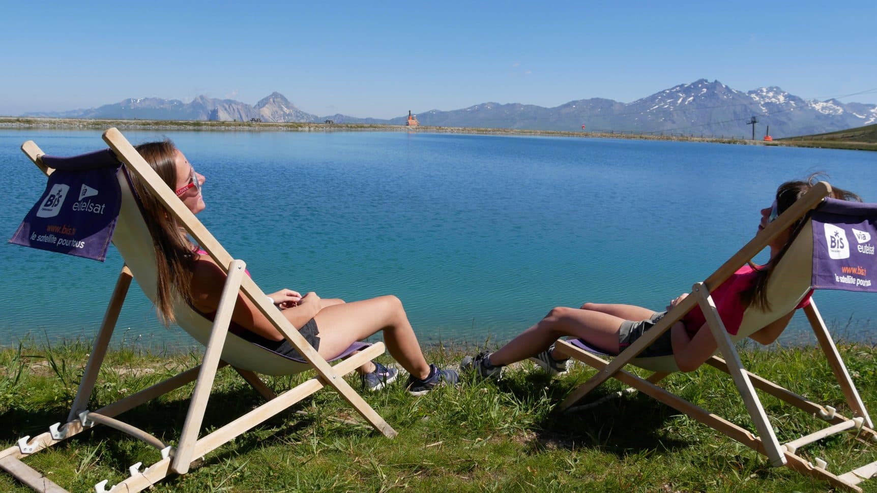 bronzage devant le lac de la vieille entre amis à valloire