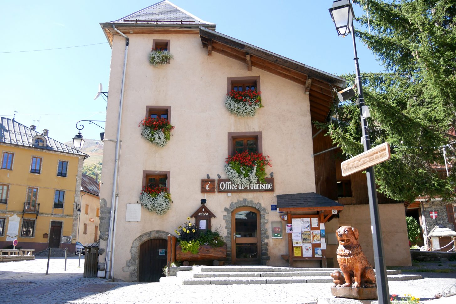 Facade fleurie de l'Office du Tourisme de Valloire