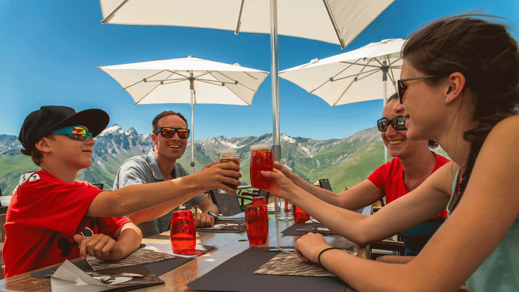 Apéritif en famille au sommet des montagnes à Valloire