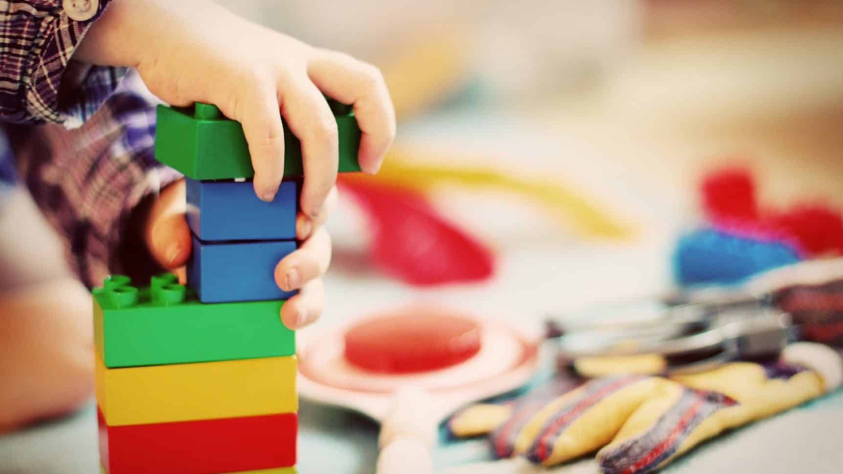 main d'enfant jouant au duplo à valloire