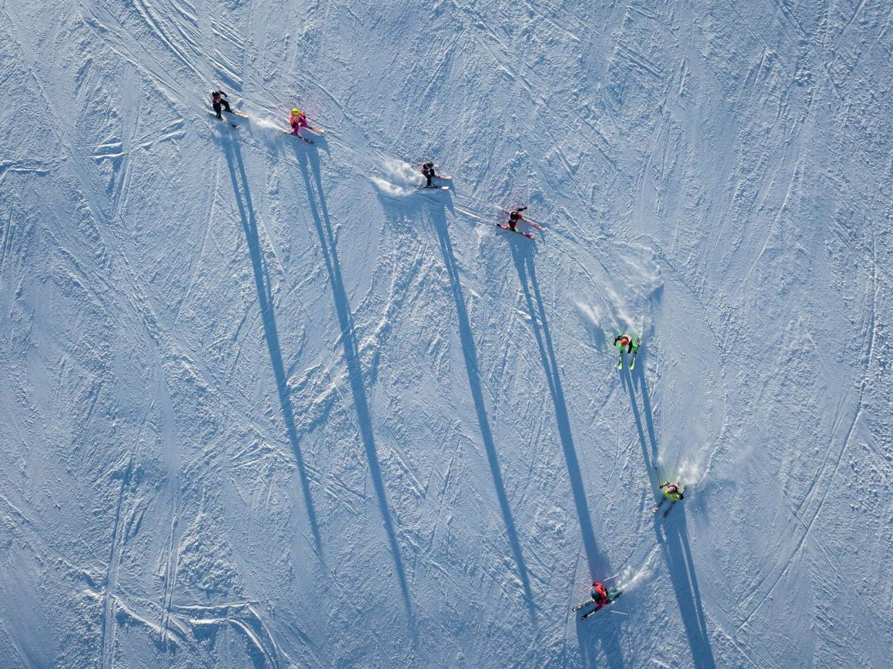 File de skieurs à Valloire Galibier vue drone