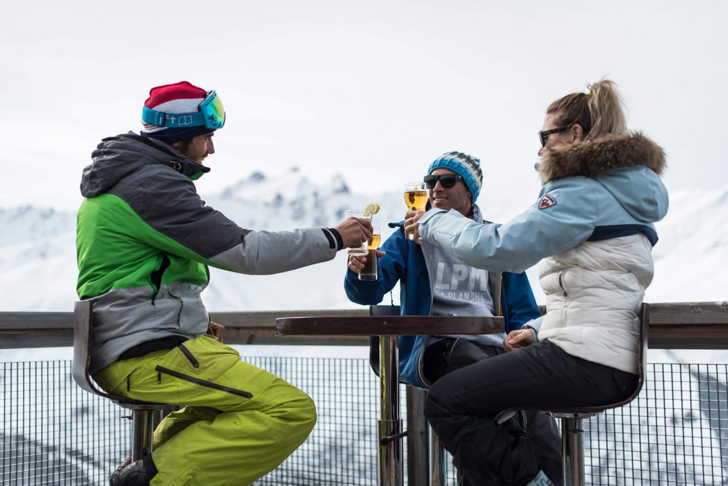 Apéritif entre amis au sommet du domaine skiable à Valloire