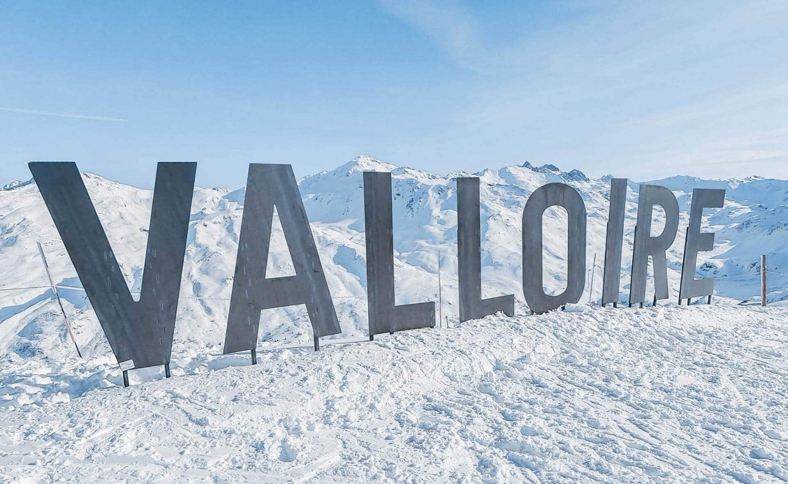 lettre Valloire disposées sur le domaine skiable