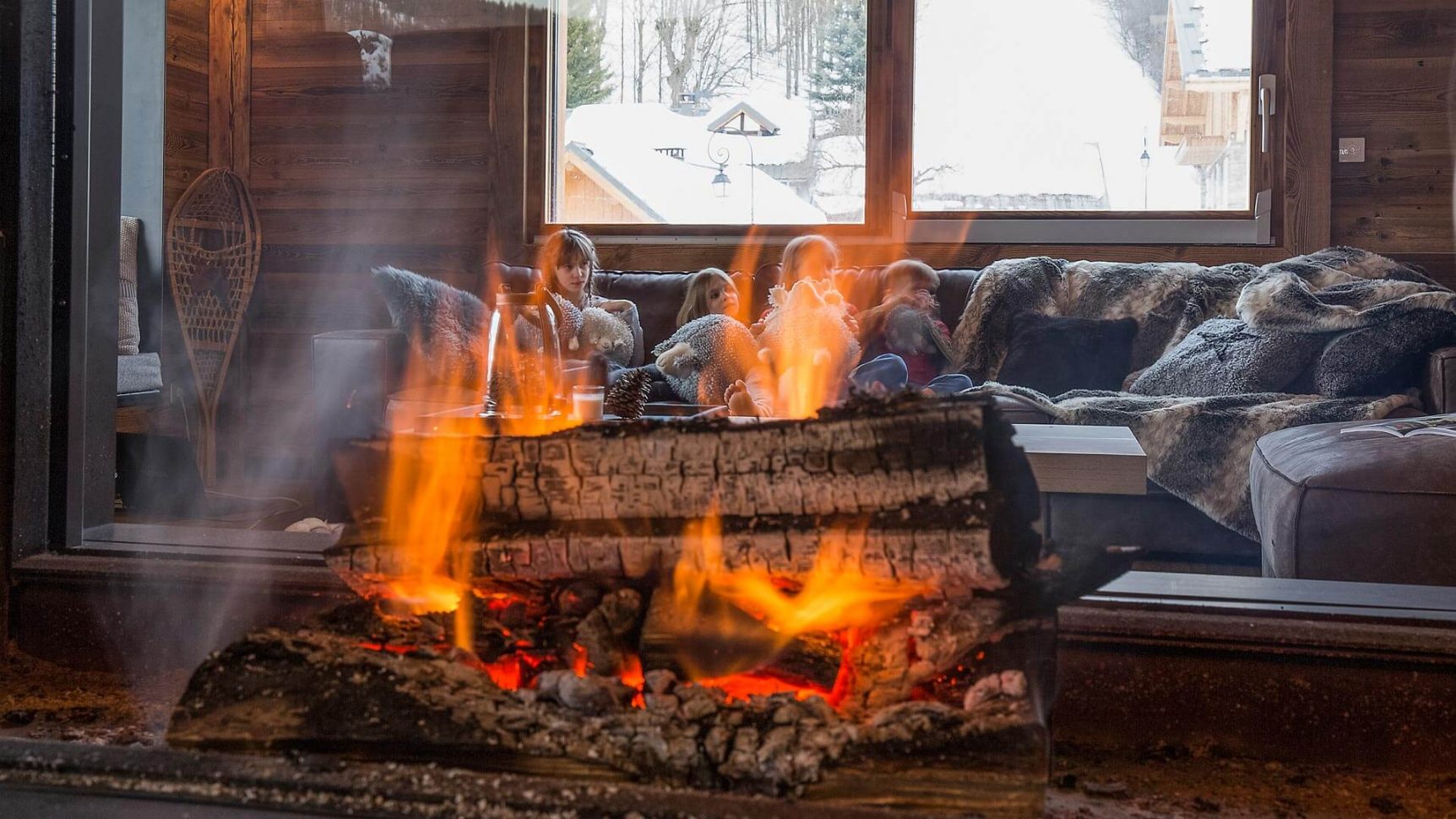 bûche au chaud devant la cheminée dans les chalets de Valloire