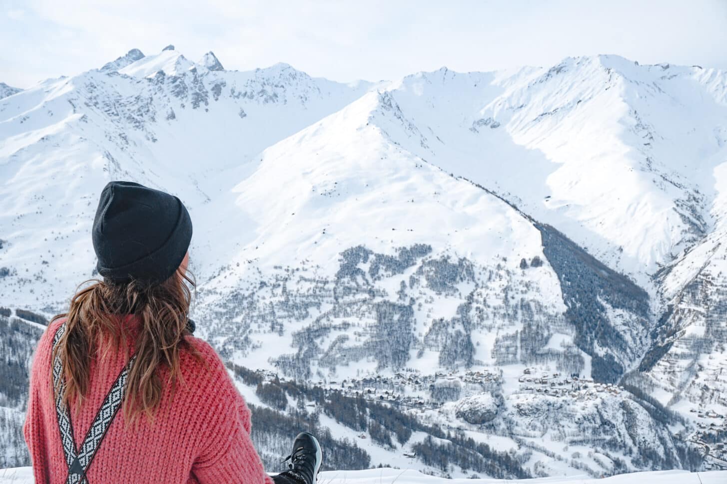 vue sur Valloire depuis le domaine skiable en hiver