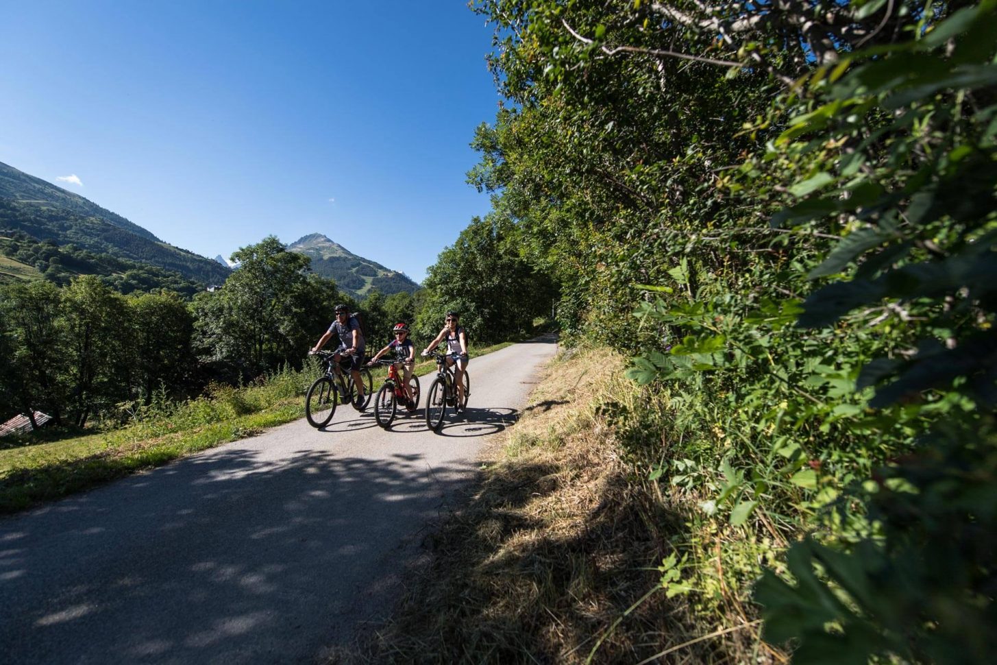 VTTAE en famille à Valloire Galibier sur la route du hameau de Poingt-Ravier