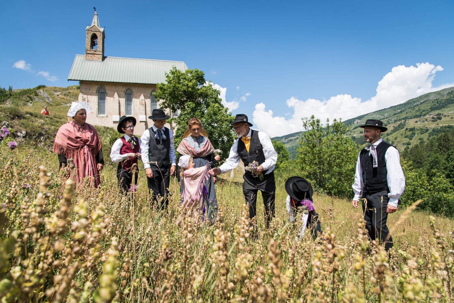 Famille en costume d'époque et chapelle à Valloire
