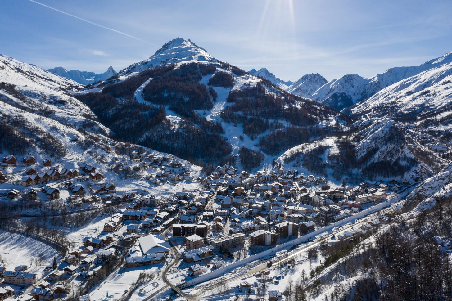 Vue sur Valloire et le domaine skiable massif de la sétaz en hiver
