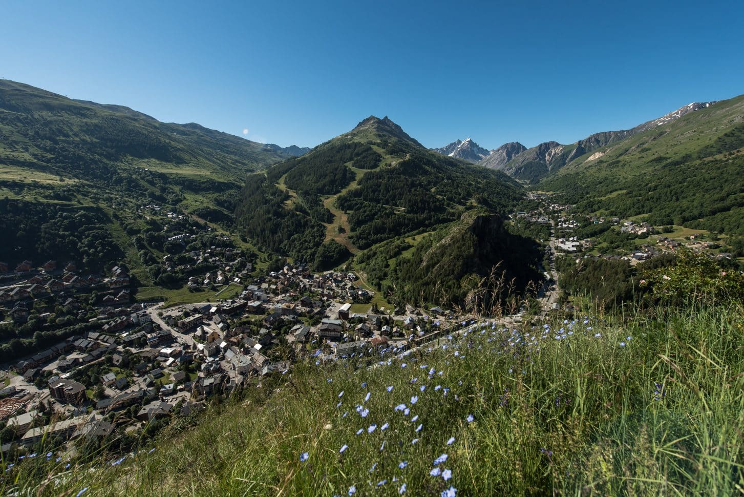 Valloire en été 2020 vue sur le massif de la Sétaz