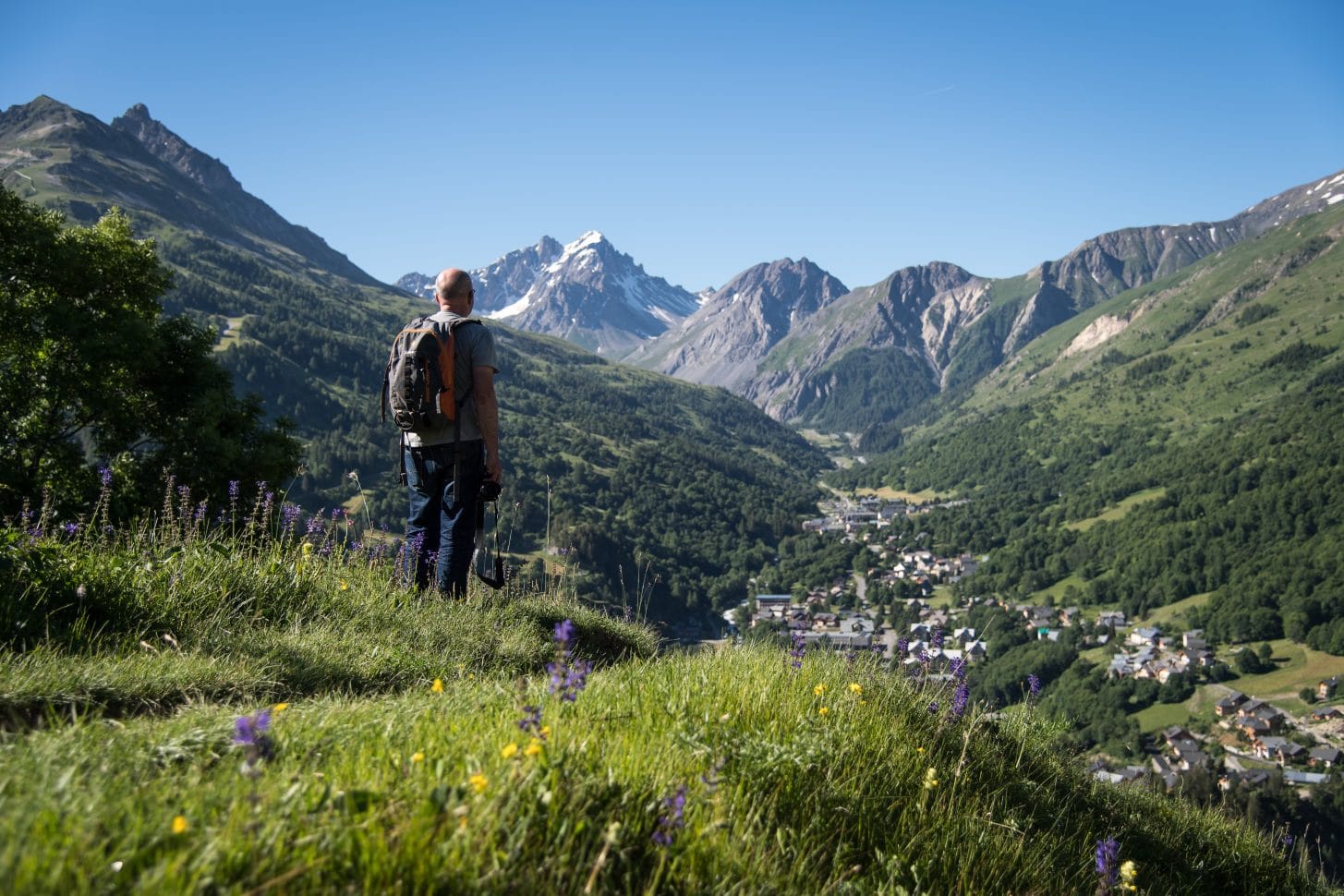 photographe observant le village de Valloire été