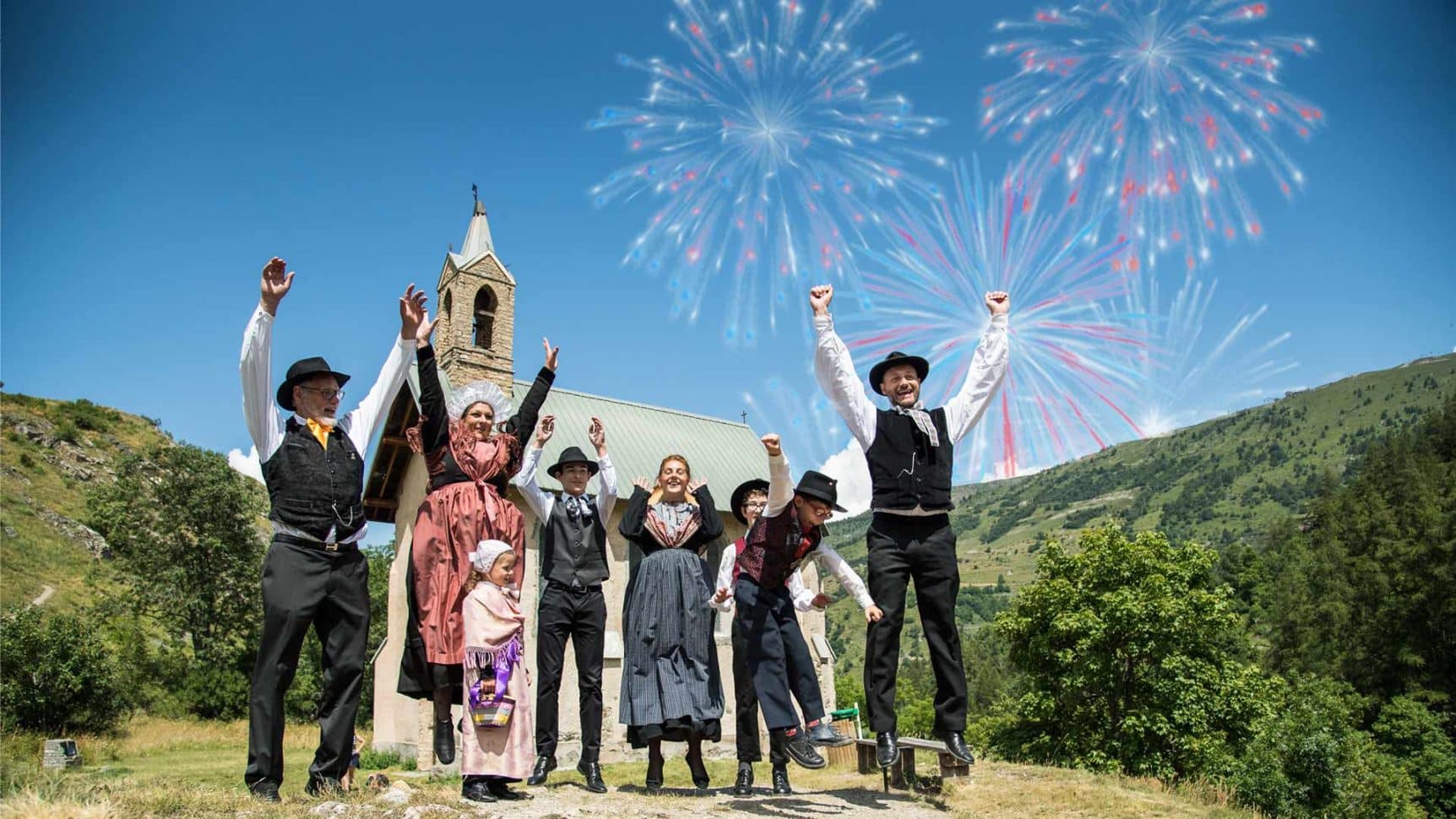 Personnes costumées à Valloire qui bondissent