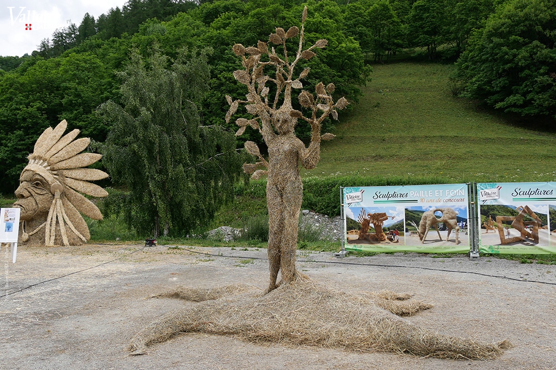 sculpture-paille-foin-ete-2021-valloire-homme-arbre.jpg