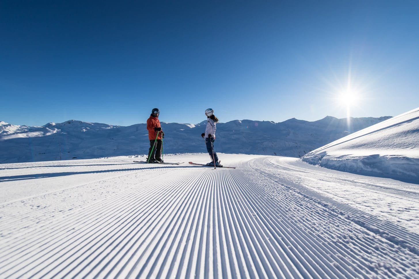 couples sur les pistes de ski à Valloire