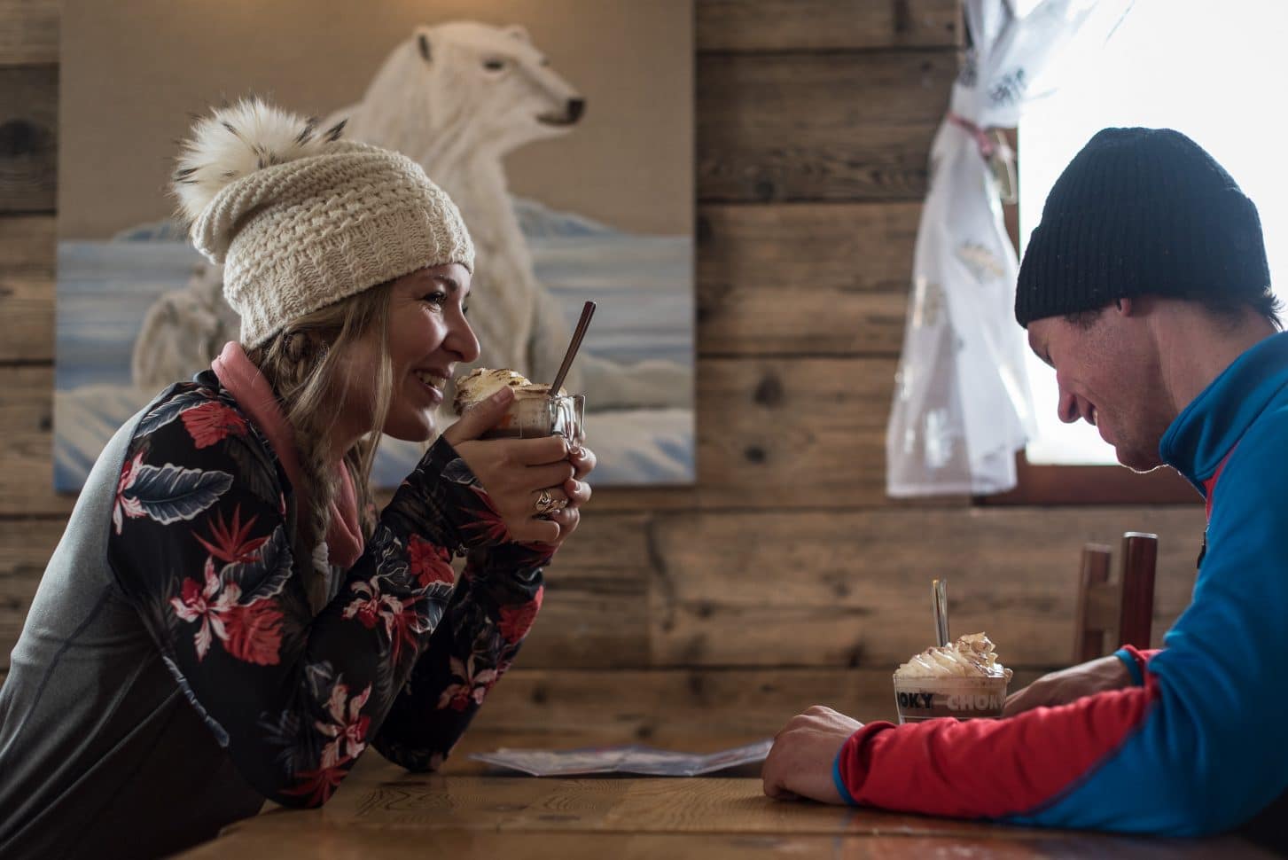 Deux amoureux prenant un chocolat chaud dans un restaurant d'altitude à Valloire