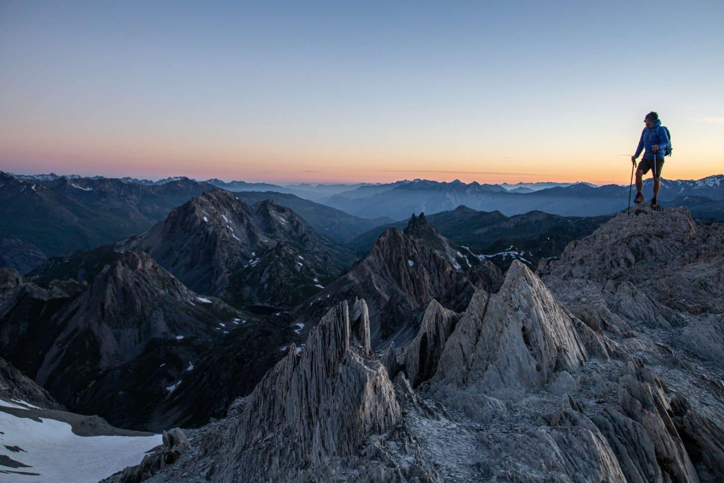 un alpiniste au sommet de la pointe des cerces à 3097 mètres