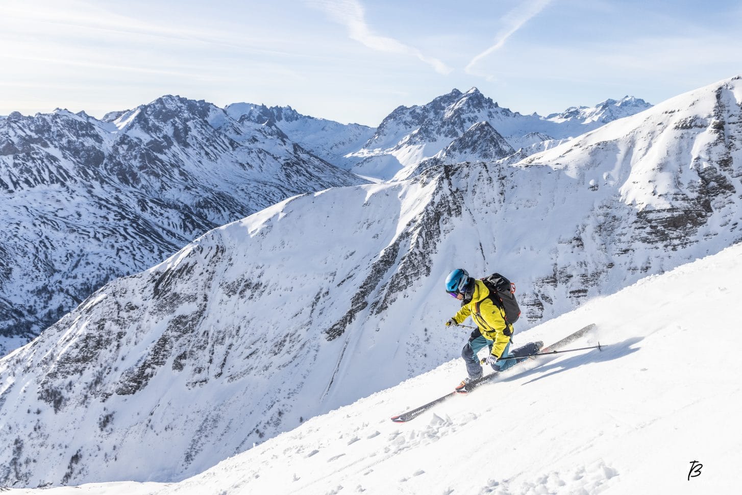 Un homme faisant du ski de randonnée à Valloire à 2000 mètres d'altitude