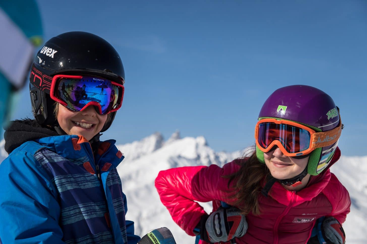 portrait de deux enfants en tenue de ski à Valloire