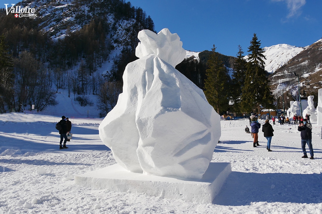Sculpture-sur-neige-Bag-full-of-Shit_KINNA