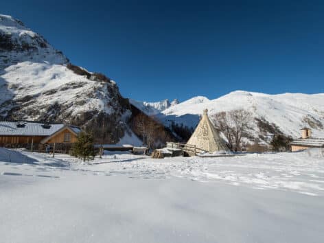 hébergement-insolite-tipi-neige-valloire