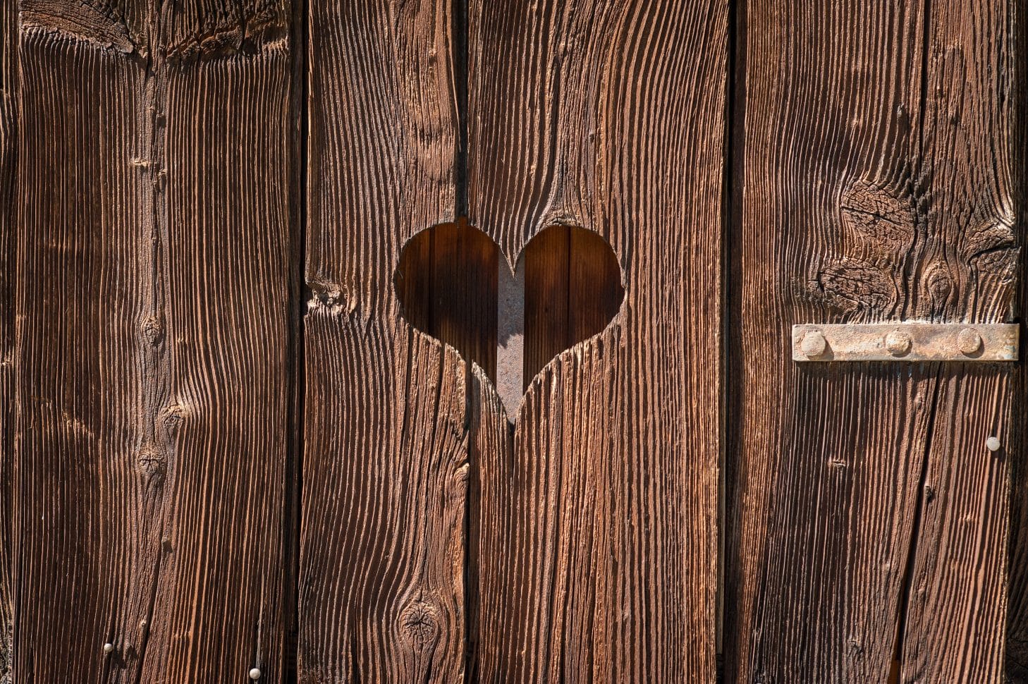 Une porte en bois avec un coeur à Valloire