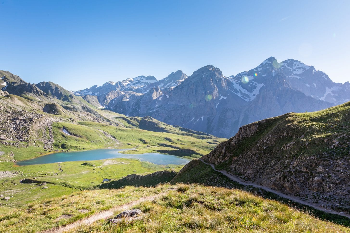 vue sur le lac des cerces à valloire en savoie