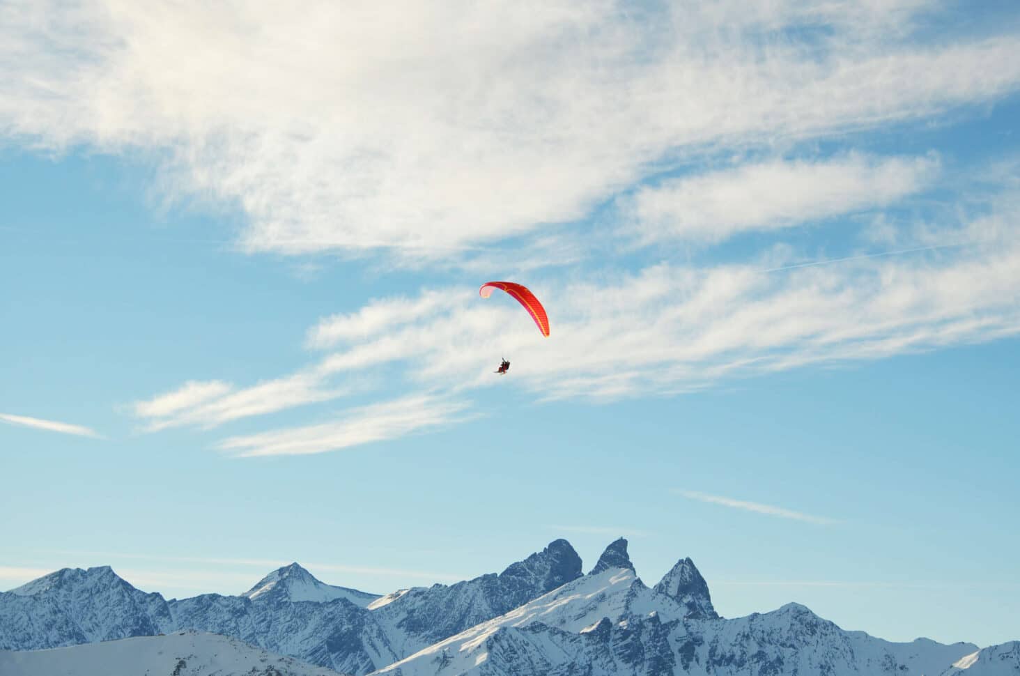 Vol biplace en parapente vue sur les Aiguille d'Arves à Valloire