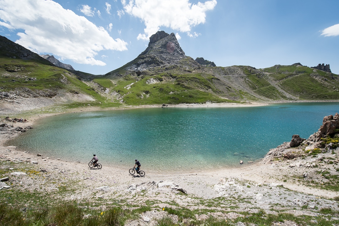 2 personnes en vttae pédalant autour du lac des Cerces à Valloire en été
