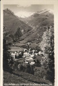 Vue ancienne de Valloire (alt. 1400 m) avec les sommets du Gros Grenier (2912 m) et du Rocher de Bonhomme (2900 m) en arrière-plan