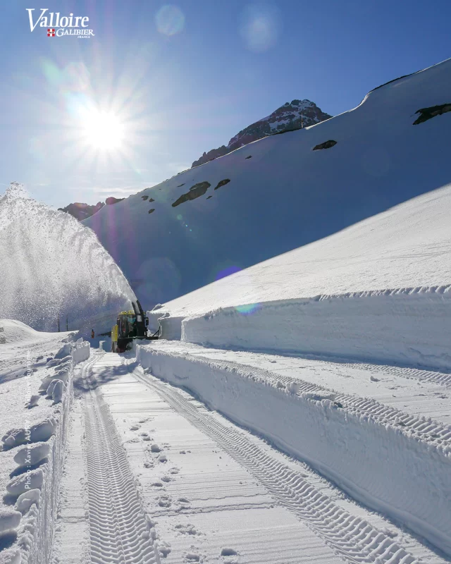 En direct du Galibier 🏔️✨ et des spectaculaires travaux de déneigement réalisés par les équipes de @savoieledepartement 🤩 Impressionnant !

#Valloire #Galibier #ValloireGalibier #picoftheday #coldugalibier #lamontagnecavousgagne #snowremoval #deneigement #spring #summer #printemps #ete #cycling #vanoise #ecrins #montagne #mountains #alpes #alps #maurienne #ExploreSavoie #savoie