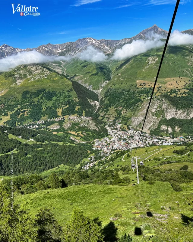 Là-haut on est bien ⛰️🚡 Que l'été au grand air commence ☀️😎 #valloire #galibier #valloiregalibier #telecabine #brive #été #rando #vtt #mtb #bikepark #vacances #montagne #alpes #savoie